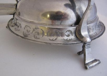 Réchaud de table en argent. Tripode, circulaire,...