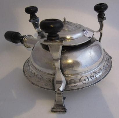 Réchaud de table en argent. Tripode, circulaire,...