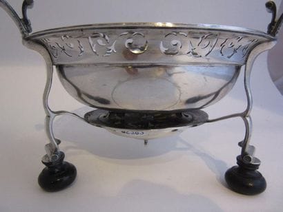 Réchaud de table en argent. Tripode, circulaire,...