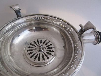Réchaud de table en argent. Tripode, circulaire,...