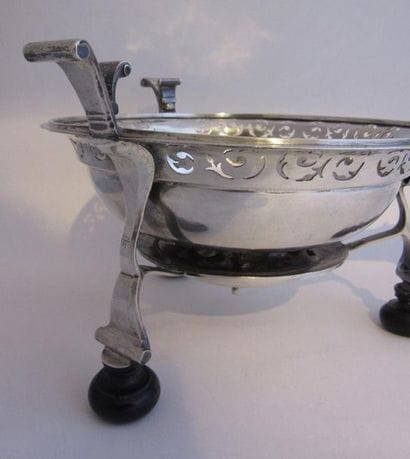 Réchaud de table en argent. Tripode, circulaire,...