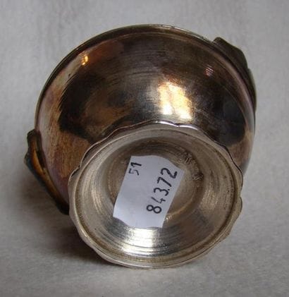 Boule à éponge en métal argenté. Sphère posant...