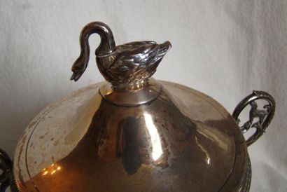 Drageoir en argent. Il pose sur une base...