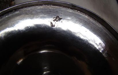 Drageoir en argent. Il pose sur une base...