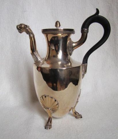 Cafetière en argent.
Modèle uni posant sur...
