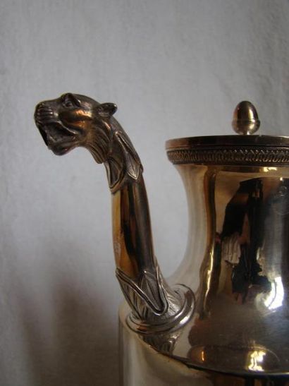 Cafetière en argent.
Modèle uni posant sur...