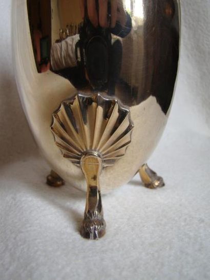 Cafetière en argent.
Modèle uni posant sur...