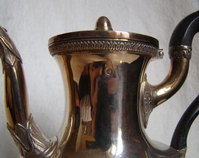 Cafetière en argent.
Modèle uni posant sur...