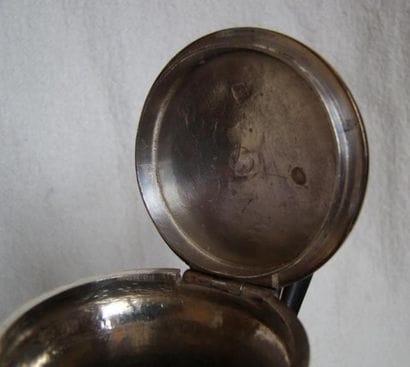 Cafetière en argent.
Modèle uni posant sur...