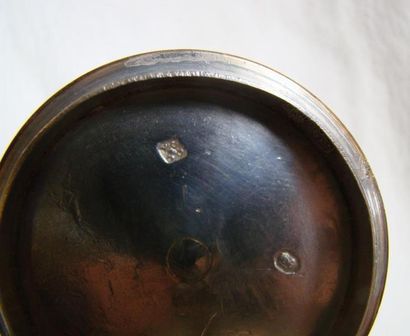 Cafetière en argent.
Modèle uni posant sur...
