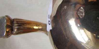 Cafetière en argent.
Modèle uni posant sur...