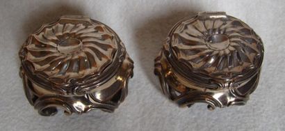 Paire de salières en argent. Le Le corps...