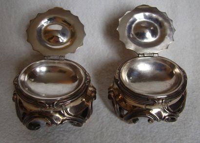 Paire de salières en argent. Le Le corps...