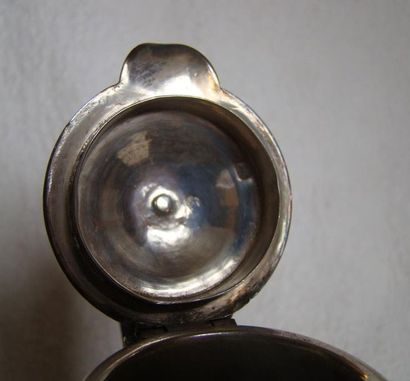 Cafetière égoïste en argent.
Modèle uni,...