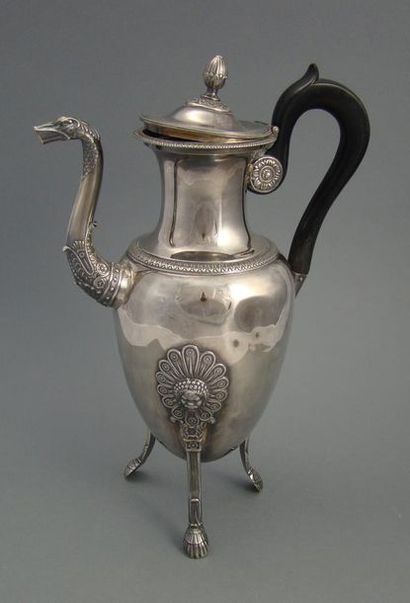 Cafetière en argent.
Modèle piriforme, les...