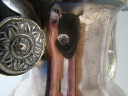 Cafetière en argent.
Modèle piriforme, les...