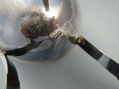Cafetière en argent.
Modèle piriforme, les...