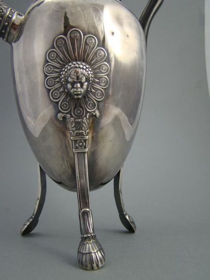 Cafetière en argent.
Modèle piriforme, les...