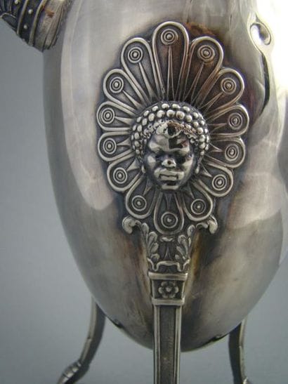 Cafetière en argent.
Modèle piriforme, les...