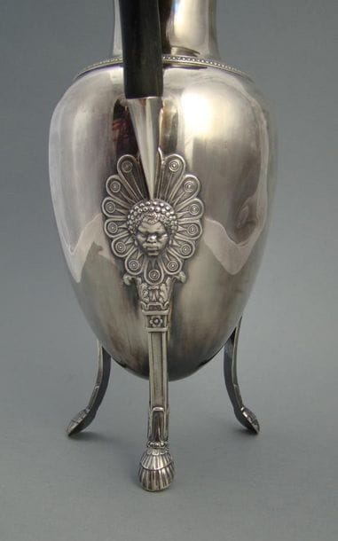 Cafetière en argent.
Modèle piriforme, les...