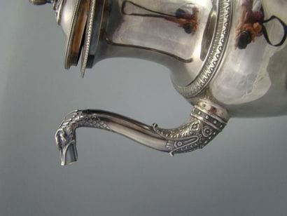 Cafetière en argent.
Modèle piriforme, les...