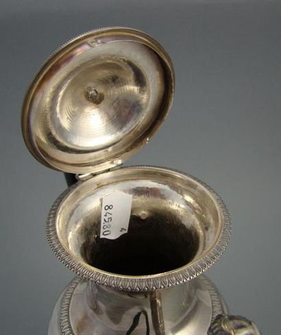 Cafetière en argent.
Modèle piriforme, les...
