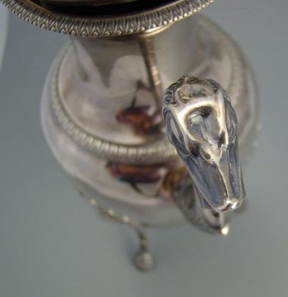 Cafetière en argent.
Modèle piriforme, les...