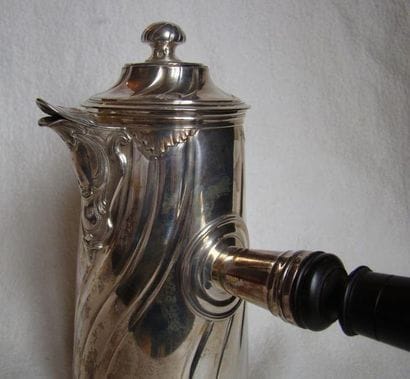 Chocolatière en argent.
Modèle droit à cotes...