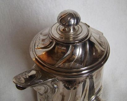 Chocolatière en argent.
Modèle droit à cotes...