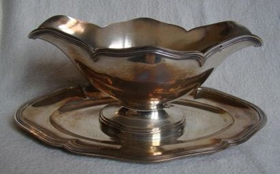 Saucière et son plateau en argent.
Modèle...