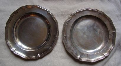 Paire de plats circulaires en argent.
Modèle...