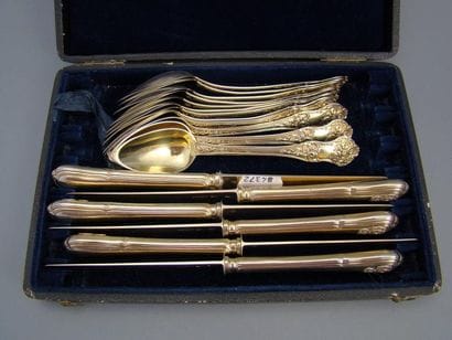 Série de douze cuillers à thé en argent doré...