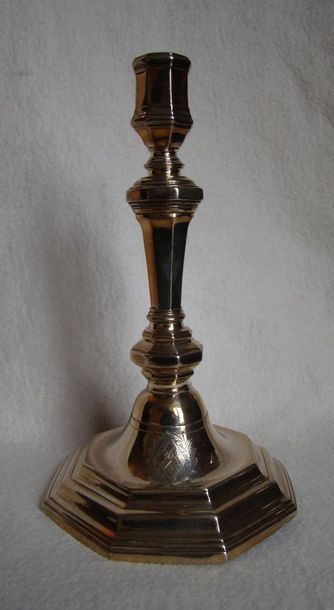 Flambeau en argent.
Modèle à pans. Le pied...