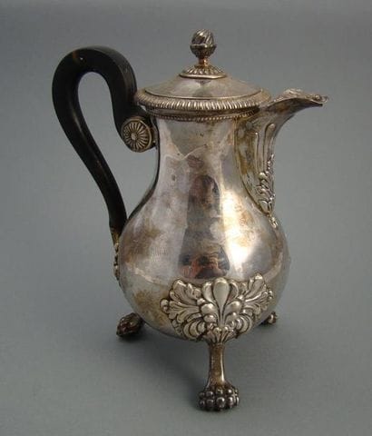 Cafetière en argent.
Modèle tripode sur pieds...