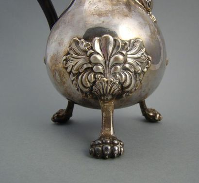 Cafetière en argent.
Modèle tripode sur pieds...