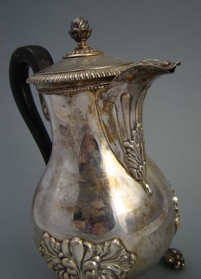 Cafetière en argent.
Modèle tripode sur pieds...