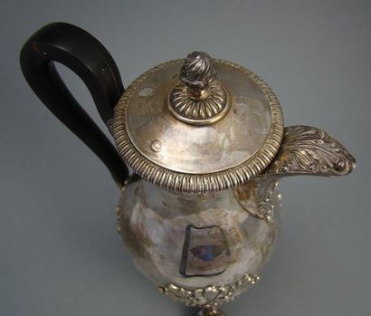 Cafetière en argent.
Modèle tripode sur pieds...