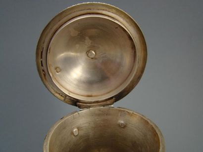 Cafetière en argent.
Modèle tripode sur pieds...