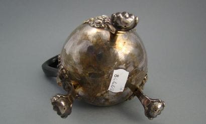 Cafetière en argent.
Modèle tripode sur pieds...