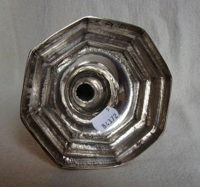 Flambeau en argent.
Modèle à pans. Le pied...