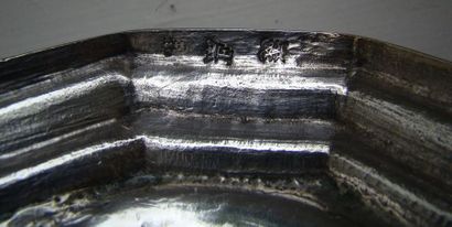 Flambeau en argent.
Modèle à pans. Le pied...
