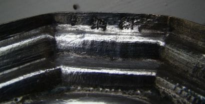Flambeau en argent.
Modèle à pans. Le pied...
