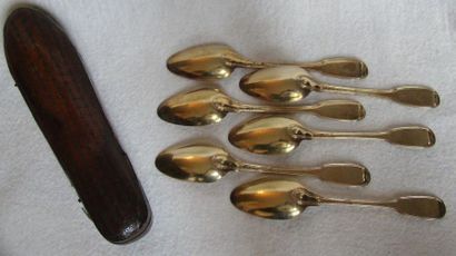 Série de six petites cuillers en argent doré...