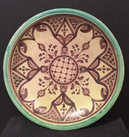 Assiette en faïence à décor en brun de manganèse...