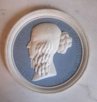 SÈVRES
Portrait rond en biscuit sur fond...
