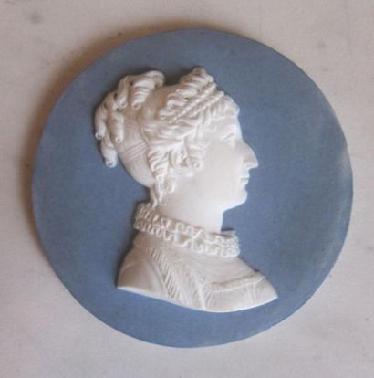 SÈVRES
Portrait rond en biscuit sur fond...