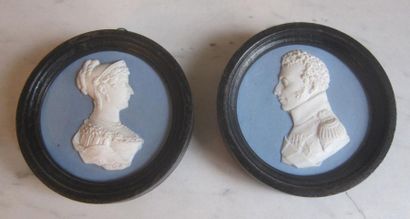 SÈVRES
Paire de portraits ronds en biscuits...