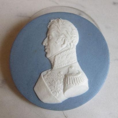 SÈVRES
Portrait rond en biscuit sur fond...