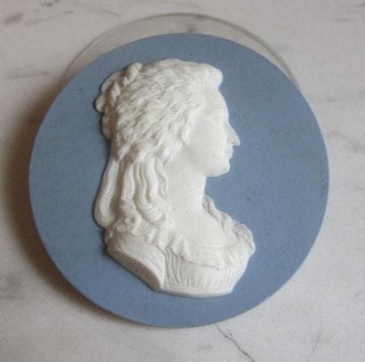 SÈVRES
Portrait rond en biscuit sur fond...