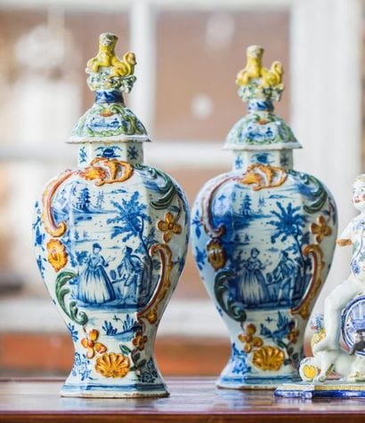DELFT
Paire de vases couverts à pans coupés...
